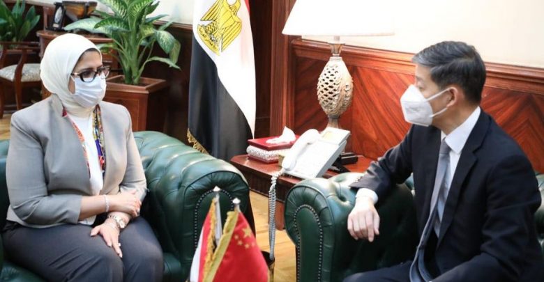 وزيرة الصحة المصرية مع الوفد الصينى