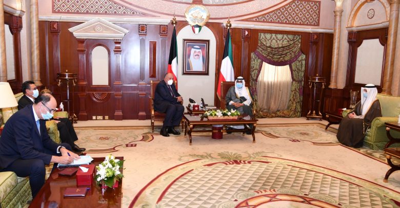 وزير الخارجية المصرية يلتقي بولي عهد الكويت وينقل رسالة للرئيس السيسي