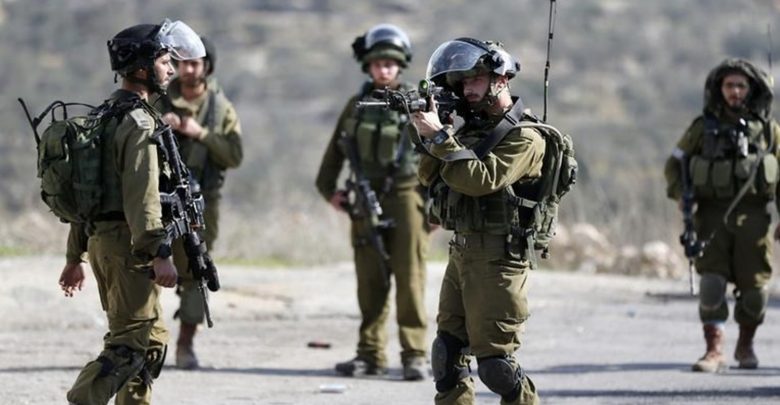 لحظة إطلاق جنود الاحتلال الرصاص على قدم شاب فلسطيني