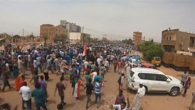 آلاف السودانيين إلى شوارع العاصمة