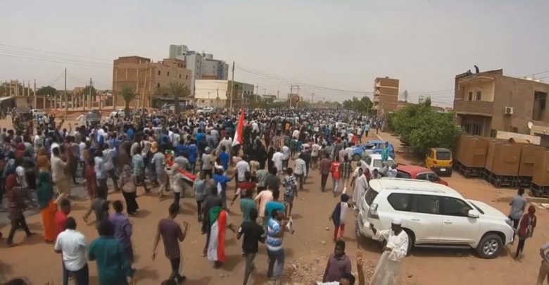 آلاف السودانيين إلى شوارع العاصمة